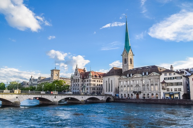 Brücke am See in Zürich